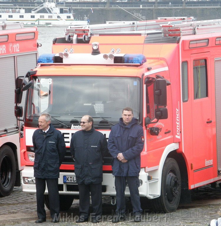 Neue LF`s fuer Koeln Uebergabe in Koeln Deutz an den Wachen  P044.JPG